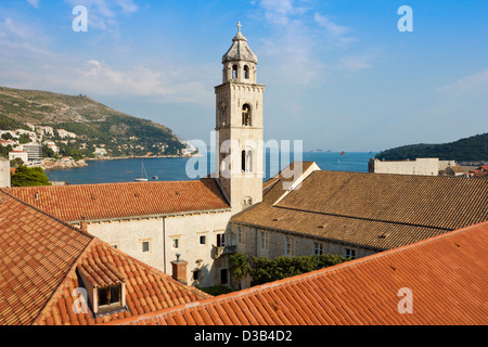 Blick in Richtung der dominikanischen Kloster in Dubrovnik, Kroatien in einem sonnigen Tag, Sommer Schuss über eine lebendige blauen Himmel. Stockfoto