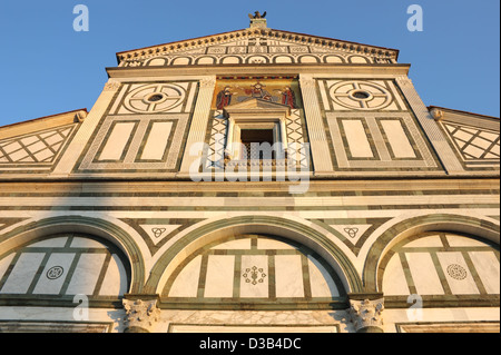 Fassade von San Miniato al Monte in Florenz, erschossen warmen Abendlicht. Stockfoto