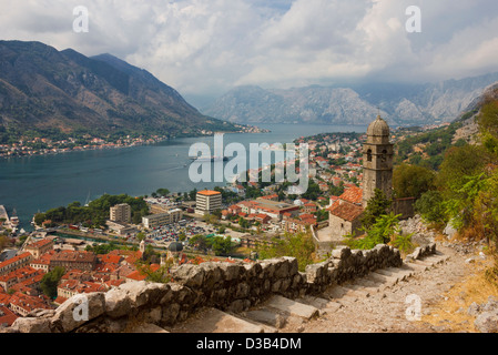 Panoramablick auf die Bucht von Kotor und die Stadt in einem sonnigen Tag. Hohen Winkel gedreht von der Festung über der Stadt. Stockfoto