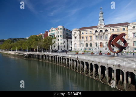 Spanien, Bilbao, City Hall, Rathaus und Blick entlang der Ufer des Flusses Nervión. Stockfoto