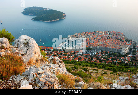 Panoramablick auf die Altstadt von Dubrovnik und die Insel Lokrum vom Berg Srd. Stockfoto