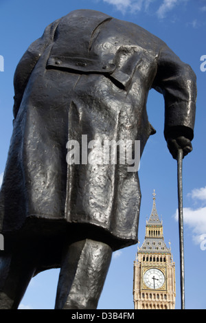 Statue von Sir Winston Churchill mit Big Ben darüber hinaus, Parliament Square, London City of Westminster, London, UK. Stockfoto