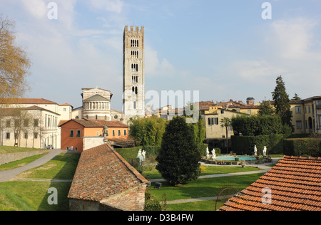 Basilica di San Frediano mit Palazzo Pfanner Gärten in Lucca, Italien Stockfoto