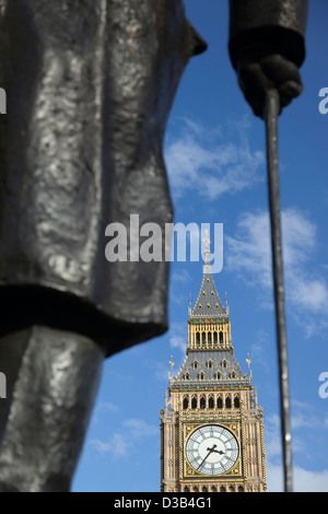 Statue von Sir Winston Churchill mit Big Ben darüber hinaus, Parliament Square, London City of Westminster, London, UK. Stockfoto