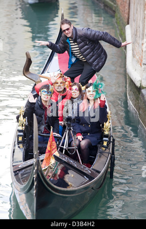 Gondel eine traditionelle Plattboden venezianischen Ruderboot am Canal Grande die maskierten Touristen für eine Fahrt Stockfoto