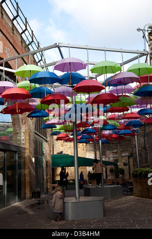 Regenschirm-Installation im Borough Market in London SE1 - UK Stockfoto