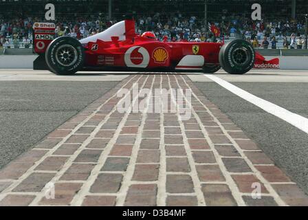 (Dpa) - deutscher Formel-1-Weltmeister Michael Schumacher fährt seinen Ferrari in die Boxengasse während der Qualifikation Ausbildung auf dem Motor Speedway in Indianapolis, USA, 28. September 2002. Er gewinnt die Pole-Position für den großen Preis der USA. Stockfoto