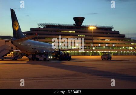 (Dpa) - steht eine Lufthansa-Flugzeug in dem Abendlicht vor einem Terminal der Konrad Adenauer Flughafen Köln und Bonn, Deutschland, 16. September 2002. Stockfoto