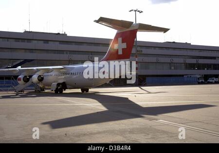 (Dpa) - eine SwissAir-Flugzeug steht vor einem Terminal der Konrad Adenauer Flughafen Köln und Bonn, Germany, 6. September 2002. Stockfoto