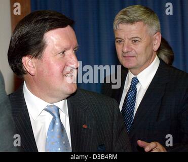 (Dpa) - NATO-Generalsekretär George Robertson (L) verlässt zusammen mit Bundesaußenminister Joschka Fischer das Auswärtige Amt in Berlin, 26. September 2002. Stockfoto