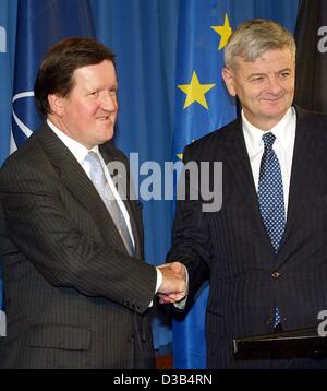 (Dpa) - NATO-Generalsekretär George Robertson (L) verlässt zusammen mit Bundesaußenminister Joschka Fischer das Auswärtige Amt in Berlin, 26. September 2002. Stockfoto