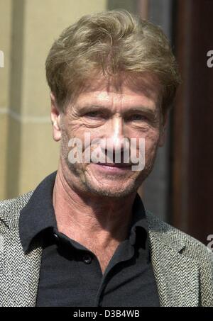 (Dpa) - deutscher Schauspieler Juergen Prochnow ("Das Boot" / "The Boat"), bei den Dreharbeiten zu seinem neuen Films "The Poet" vor Ort in Wuppertal, Deutschland, 26. September 2002 abgebildet. Prochnow ist einer der wenigen deutschen Schauspieler, die in Hollywood einen Namen gemacht haben, mit Rollen in Filmen wie "Air Force One", "die Stockfoto