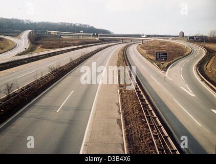 (Dpa-Dateien) - eine Ansicht der Auto freie Autobahn Ausfahrt Duisburg-Kaiserberg, Westdeutschland, 2. Dezember 1973. Auf Grund des Öls wurde zum zweiten Mal an einem Sonntag Krisen fahren verboten. Stockfoto