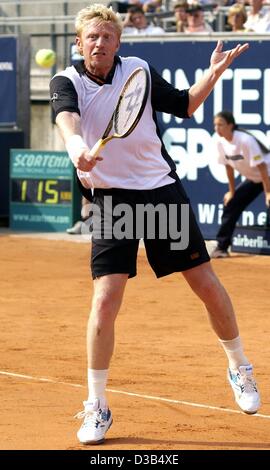 (Dpa) - deutsche Tennisstar Boris Becker trifft den Ball während ein Showmatch in Berlin, 25. August 2002. Stockfoto