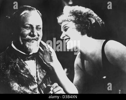 (Dpa-Dateien) - Lola-Lola (Marlene Dietrich) bezirzt Professor Unrat (Emil Jannings) in der Ufa-Produktion "der blaue Engel" ("Der Blaue Engel"), Deutschland, 1929. Der Film war Dietrichs Durchbruch zum Star der Welt. Stockfoto