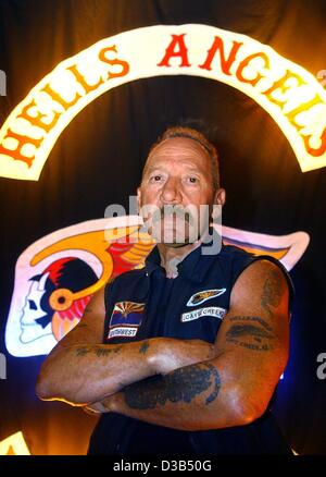 (Dpa) - Ralph "Sonny" Barger, Gründer der "Hells Angels" Motorcycle Club, abgebildet bei der Vorstellung seines Buches "Ridin ' hoch, Livin ' frei: Hölle-Raising Motorrad Geschichten in Bremen, Deutschland, 12. September 2002. Barger gründete eine Reihe von "easy Riders" der "Hells Angels" auf 1. April 1957 Stockfoto