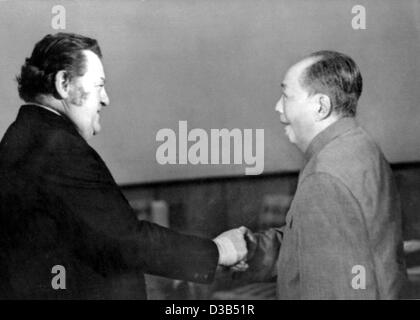 (Dpa-Dateien) - Mao Tse-Tung (R), Vorsitzender der kommunistischen Partei Chinas, schüttelt Hände mit Franz Josef Strauß, Vorsitzender von der deutschen christlichen sozialen Union Partei (CSU), in Peking, 16. Januar 1975. Strauss ist der erste Politiker der Bundesrepublik Deutschland von Mao Tse-Tung empfangen werden.