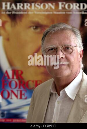 (Dpa-Dateien) - deutscher star-Kameramann Michael Ballhaus im Bild vor dem Kino Plakat seines neuesten Films "Air Force One" im Rahmen der Expo in Hannover, 1. August 2000. Geboren am 5. August 1935 in Eichelsdorf, Deutschland, schossen Ballhaus seine Karriere in Deutschland, 15 von Rainer Werner F Stockfoto