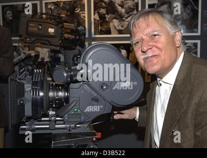 (Dpa-Dateien) - deutscher star-Kameramann Michael Ballhaus abgebildet auf einer 35mm Filmkamera im Filmmuseum in Berlin, 22. November 2001. Geboren am 5. August 1935 in Eichelsdorf, Deutschland, begann Ballhaus seine Karriere in Deutschland, 15 von Fassbinders Filmen schießen. In Hollywood arbeitete er als Direktor Stockfoto