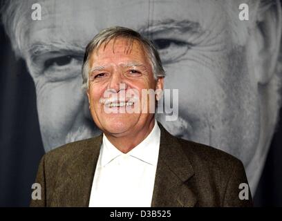 (Dpa-Dateien) - deutscher star-Kameramann Michael Ballhaus im Bild vor einem Porträt der deutschen Schauspieler Joachim Fuchsberger im Filmmuseum in Berlin, 22. November 2001. Geboren am 5. August 1935 in Eichelsdorf, Deutschland, begann Ballhaus seine Karriere in Deutschland, 15 von Fassbinders Filmen schießen. In Stockfoto