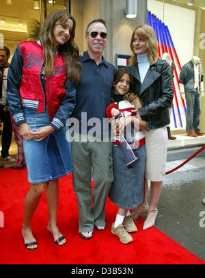 (Dpa) - stellt US-Mode-Designer Tommy Hilfiger mit der deutschen Schauspielerin Nastassja Kinski (R) und ihren Töchtern Sonja (L) und Kenya (C) vor seinem neuen Geschäft in Düsseldorf, 3. August 2002. Kinski ist die Tochter des deutschen Schauspielers Klaus Kinski und hatte ihren Durchbruch im Jahr 1977 in die deutschen crim Stockfoto