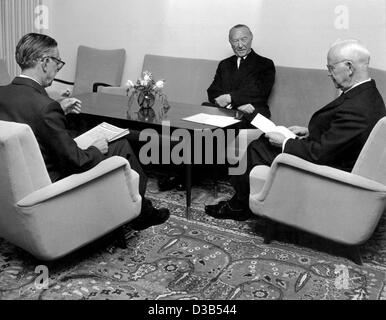 (Dpa-Dateien) - President Heinrich Luebke (R) liest Bundeskanzler Adenauer (C) Rücktritt, Bonn, 11. Oktober 1963. Auf der linken Seite: Staatssekretär stand Hans Heinrich Herwarth von Bitterfeld. Der Rücktritt wurde offiziell mit der Ankündigung des Präsidenten des Deutschen Bundestages Eugen Ge hingerichtet. Stockfoto