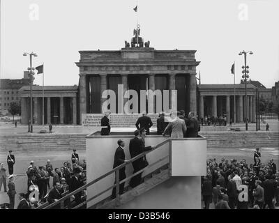 (Dpa-Dateien) - US-Präsident John F. Kennedy ist umgeben von Journalisten, wie er über die Berliner Mauer am Brandenburger Tor, West Berlin, 26. Juni 1963 aussieht. Der Höhepunkt des seinen sieben-Stunden-Aufenthalt in Berlin war seine Rede, in denen drückte er seine Gefühle für die geteilte Stadt mit den Worten auf Deutsch "Ich Stockfoto