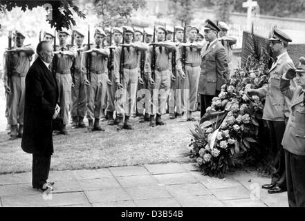 (Dpa-Dateien) - während seines Staatsbesuchs in Frankreich, der deutsche Bundeskanzler Konrad Adenauer (L) legt einen Kranz am Denkmal für die gefallenen im zweiten Weltkrieg, Friedhof von Versailles, 5. Juli 1962. Stockfoto