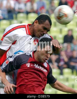 (Dpa) - kollidiert Bayerns Mittelfeldspieler Michael Ballack (siehe unten) mit Cottbus brasilianische Verteidiger Vragel da Silva beim Bundesligaspiel FC Bayern München gegen FC Energie Cottbus in München, 21. September 2002. Bayern München gewinnt 3:1, somit bleiben an der Spitze der Liga-Tabelle. Stockfoto