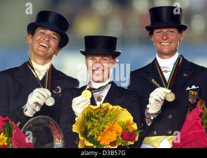 (Dpa) - deutsche Nadine Capellmann (C) zeigt ihre Goldmedaille für Dressur bei den Weltreiterspielen in Jerez, Spanien, 15. September 2002. Auf der linken Beatriz Ferrer-Salat aus Spanien (Silber) und auf die richtige deutsche Ulla Salzgeber (Bronze). Capellmann gewann mit einer Gesamtpunktzahl von 237.515. Stockfoto