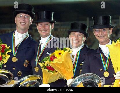 (Dpa) - die Fahrer der deutschen Dressur-Equipe, L-r: Klaus Husenbeth, Ulla Salzgeber, Nadine Capellmann und Linsenhoff, posieren mit ihren Goldmedaillen nach dem Gewinn der Dressur-Team-Event bei den Weltreiterspielen in Jerez, Spanien, 12. September 2002. Stockfoto