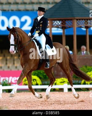 (Dpa) - deutsche Fahrer Nadine Capellmann reitet ihr Pferd "Farbenfroh" während der Dressur-Team-Event bei den Weltreiterspielen in Jerez, Spanien, 11. September 2002. Die deutsche Dressur-Equipe gewinnt die Goldmedaille im Mannschaftswettbewerb Dressur. Stockfoto