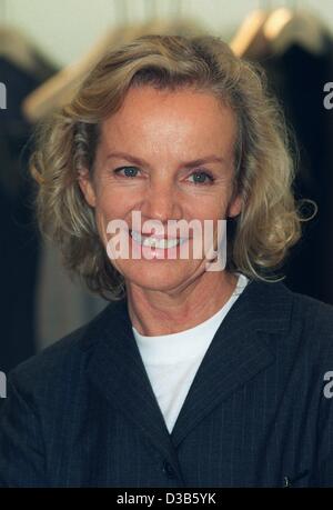 (Dpa-Dateien) - die deutsche Modedesignerin Jil Sander bei der Eröffnung ihrer neuen Flagship-Store in Hamburg, 18. September 1997 lächelt. Der Laden hat 500 qm und einer 40 Meter langen Schaufenster. Jil Sander hatte lange widerstanden aufgeben ihre erste Filiale in Hamburg-Pöseldorf, die sie im Jahre 1966 eröffnet. Stockfoto