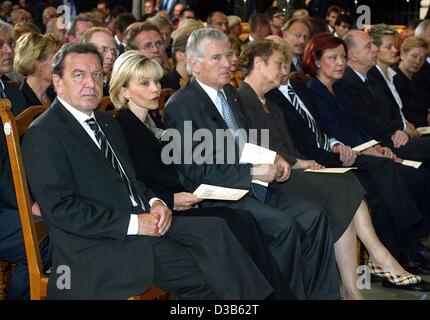 (Dpa) - L-r: Bundeskanzler Gerhard Schroeder, seiner Frau Doris Schröder-Koepf, Bundesinnenminister Otto Schily, Justizministerin Herta Däubler-Gmelin, Defence Minister Peter Struck (überdacht), Minister für wirtschaftliche Zusammenarbeit und Entwicklung Heidemarie Wieczorek-Zeul, Arbeitsminister Walter Stockfoto