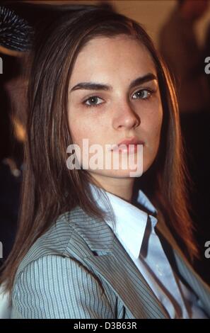 (Dpa) - im Bild belgischen Top-Model Anouck Lepere hinter der Bühne, vor der "Celine"-Modenschau in Paris, 8. März 2002. Stockfoto