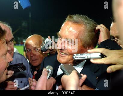 (Dpa) - Gerhard Mayer-Vorfelder (C), Präsident des deutschen Fussball-Verband "Deutscher Fussballbund" (DFB), Gesichter die Presse nach der EURO 2004-Qualifikation-Spiel Deutschland gegen Litauen in Kaunas, Litauen, 7. September 2002. Deutschland gewann 2: 0. Stockfoto