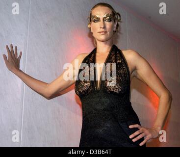 (Dpa) - deutsche Topmodel Tatjana Patitz präsentiert die neue Herbst/Winter-Kollektion des Labels "Palto Berlin" des Designers Griese in Berlin, 6. September 2002. Stockfoto