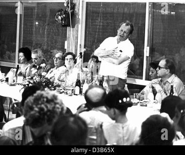 (Dpa-Dateien) - Bundeskanzler Willy Brandt hält eine Rede bei einem traditionellen Sabbat-Essen in den Kibbuz Ginosar auf dem See Genezareth in Israel, 8. Juni 1973. Willy Brandt ist der erste deutsche Führer, Israel vom 7. bis 11. Juni zu besuchen. Stockfoto