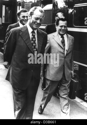 (Dpa-Dateien) - deutsche Bundeskanzler Willy Brandt (L) wird begleitet von Guenter Guillaume, eines seiner engsten Mitarbeiter auf einer Geschäftsreise Reise zu Schleswig-Holstein, Bundesrepublik Deutschland, 2. September 1973. Brandt wurde im Jahr 1974 zum Rücktritt als Guillaume entdeckt wurde, um ein DDR-Spion gezwungen. Stockfoto