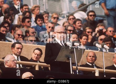 (Dpa-Dateien) - der deutsche Bundespräsident Gustav Heinemann liefert eine Rede zum Gedenken für die Opfer der Terroranschläge während der Olympischen Spiele in München, 6. September 1972. IOC-Präsident Avery Brundage links unten. Am Vortag die arabische Gruppe Schwarzer September an das Olympische vi gebrochen hatte Stockfoto