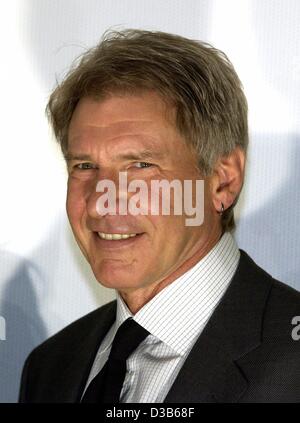 (Dpa) - Hollywood star Harrison Ford, abgebildet in "Cinedome" in Köln, 2. September 2002. Ford präsentiert den neuen Film "K-19: The Widowmaker" erzählt die Geschichte von Raketen-u-Boot k-19, stolz der sowjetischen Marine auf dem Höhepunkt des Kalten Krieges. Seine erste Patrouille entwickelt sich zu einem nightma Stockfoto