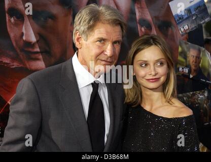 (Dpa) - Hollywood-star Harrison Ford und seine Freundin Calista Flockhart, abgebildet auf der Kölner Mediapark, 2. September 2002. Ford präsentiert den neuen Film "K-19: The Widowmaker" erzählt die Geschichte von Raketen-u-Boot k-19, stolz der sowjetischen Marine auf dem Höhepunkt des Kalten Krieges. Seine fi Stockfoto