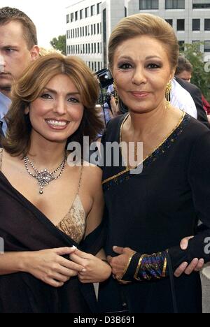 (Dpa) - der ehemalige persische Kaiserin Farah Diba Pahlavi (R) und ihre Schwiegertochter Yasmina gekommen zum 10-jährigen Jubiläum des erfolgreichen Musicals "Elisabeth" in Essen, 3. September 2002. Das Jubiläum zeigt war Farah Dibas Schirmherrschaft und Verfahren wurden an der UNESCO-Kampagne gespendet Stockfoto