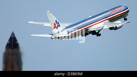 (Dpa) - An American Airlines (AA) Passagierflugzeug hebt ab Flughafen Frankfurt Messeturm (Messeturm), 3. September 2002 übergeben. Fluggesellschaften leiden unter eingeschränkter Geschäft nach den Terroranschlägen in den USA am 11. September 2001. Einige Fluggesellschaften beginnt sich zu erholen nach einem schwierigen Stockfoto