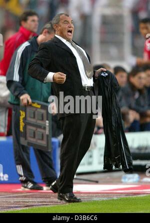 (Dpa)-Felix Magath, Trainer OfVfB Stuttgart, spornt sein Team im Daimler-Stadion in Stuttgart, Deutschland, 27. August 2002. In der zweiten Etappe von den UI-Cup-Finale, Stuttgart schlagen OSC Lille 2:0 und qualifizierte sich für den UEFA-Cup nach einem 0:1 Niederlage im Hinspiel. Stockfoto