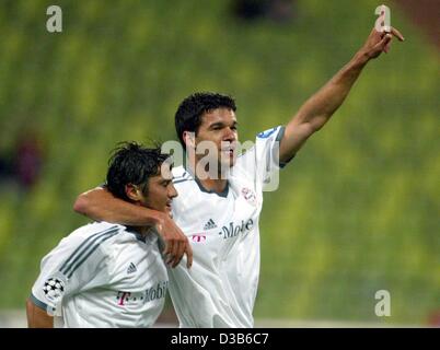 (Dpa) - Bayern München Mittelfeldspieler Michael Ballack (R) feiert sein 1:0 Tor zusammen mit seinem französischen Teamkollegen Bixente Lizarazu (L) im Olympiastadion in München, Deutschland, 27. August 2002. Bayern München gewann das Rückspiel der Qualifikation für die European Championsleague 3:1 nach bereits wi Stockfoto