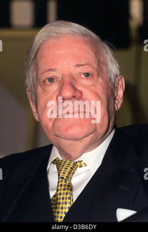 (Dpa) - der ehemalige deutsche Bundeskanzler Helmut Schmidt (Datei Bild des 3. November 1999) hatte einen lebensbedrohlichen Herzinfarkt am 24. August 2002. Eine wesentliche Bypass-Operation an der Universitätsklinik in Kiel gelang es so, dass sich der Gesundheitszustand der 83 jährige stabilisiert. Stockfoto