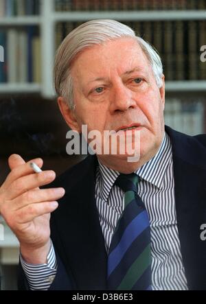 (Dpa) - der ehemalige deutsche Bundeskanzler Helmut Schmidt (Datei Bild von 11. Mai 1994) hatte einen lebensbedrohlichen Herzinfarkt am 24. August 2002. Eine wesentliche Bypass-Operation an der Universitätsklinik in Kiel gelang es so, dass sich der Gesundheitszustand der 83 jährige stabilisiert. Stockfoto