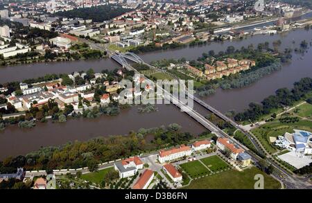 (Dpa) - zeigt eine Luftaufnahme aus einem Hubschrauber eine Insel in den angeschwollenen Fluss Elbe, verbunden durch Brücken in der Stadt Magdeburg, Ostdeutschland, 20. August 2002. Das Wasser der Elbe haben große Teile der Ufer überschwemmt. Stockfoto