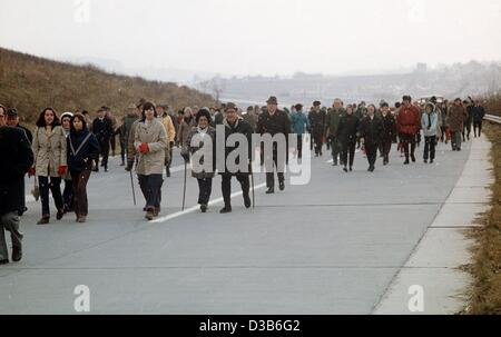 (Dpa-Dateien) - Mitglieder des Schwaebischer Albverein (Schwäbische Alb Club) für eine Wanderung auf der neuen Autobahn Weinsberg-Moeckmuehl, Westdeutschland, 9. Dezember 1973 gehen. Es war das dritte Auto freien Sonntag in Deutschland, als das fahren aufgrund der anhaltenden Ölkrisen verboten war. Stockfoto